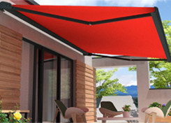 Photo d'un store banne rouge sur une terrasse
