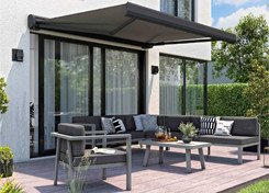 Photo d'un store banne de couleur marron sur  une terrasse